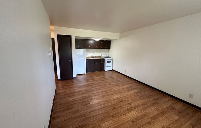 1 bed, 1 bath, 700 sqft, $895, Unit 14