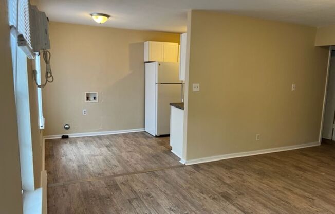 2 beds, 1 bath, $1,000, Unit A