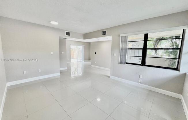 3840 SW 52 AVE