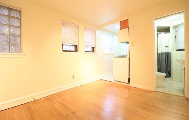 Cozy Studio with Updated Appliances!*Available September*