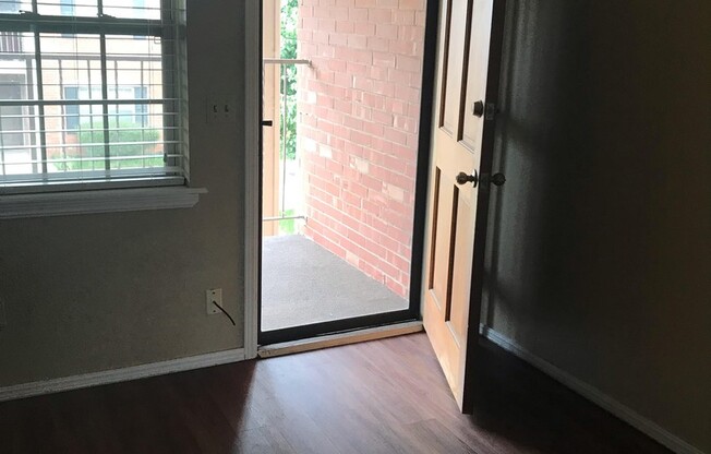 Quaint Upstairs Condo In Central NW Location