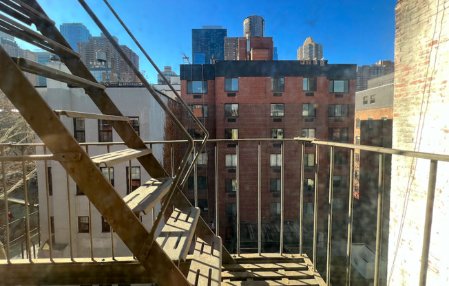 446 W 46 ST