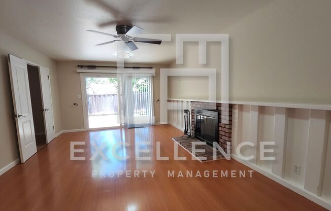 3/2 House with HWF, Granite Kitchen, Enclosed Front Patio and Pets Negotiable