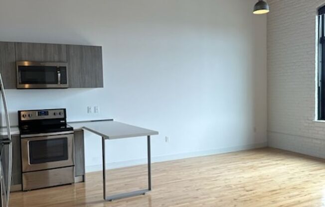 1 bed, 1 bath, 650 sqft, $1,900, Unit 409