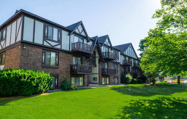 Expertly Landscaped Grounds at Fairlane Apartments, Springfield, MI, 49037
