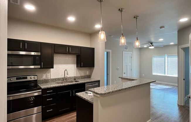 2 beds, 2 baths, 923 sqft, $1,550