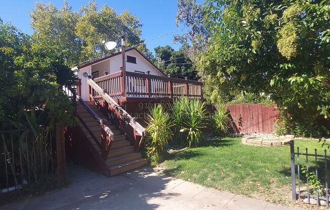 Central Roseville, 1 Bed, 1 Ba, Wall Air, Large Living Room, Bedroom Downstairs, Large Deck great for Entertaining, Lawn