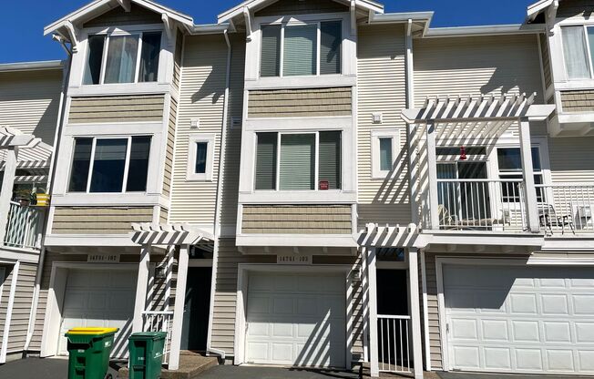 Stylish 2br/2.5ba Townhome with 2-car tandem garage in great Beaverton location