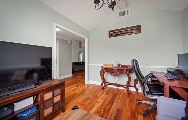 Mandarin Home with 3 bedroom PLUS an office and fully fenced back yard