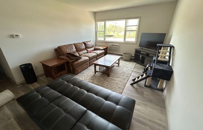 2 beds, 1 bath, $1,395, Unit 203