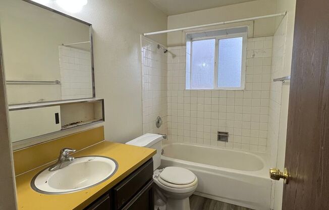 2 beds, 1 bath, $925, Unit 1150 McKinley Ave