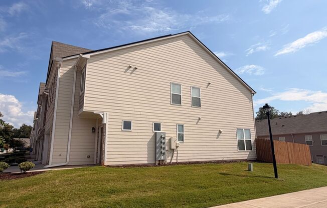 Elegant Lithonia 3 Bedroom 2.5 bath with Fenced backyard!