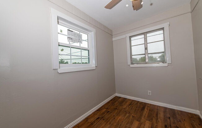 2 beds, 1 bath, 982 sqft, $795