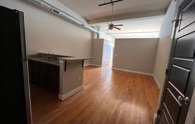 1 bed, 1 bath, 637 sqft, $1,075, Unit 301