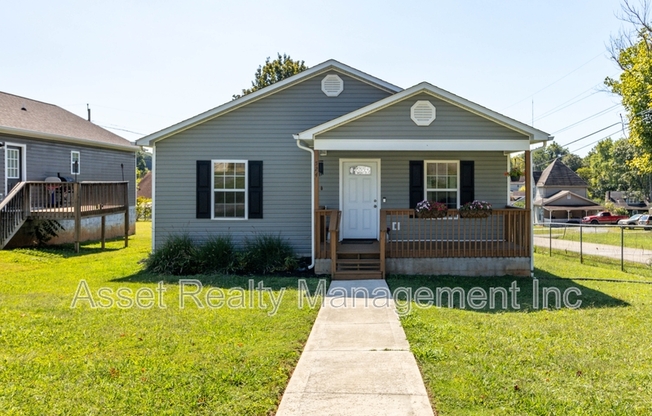 524 MIDLAKE DR NE