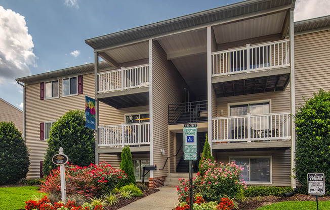 Lakeridge Square Apartments landscaping in Ashland VA
