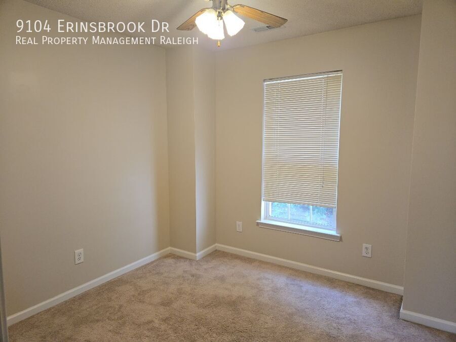 9104 ERINSBROOK DR