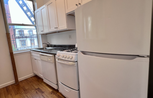 2 beds, 1 bath, $2,500, Unit 3D