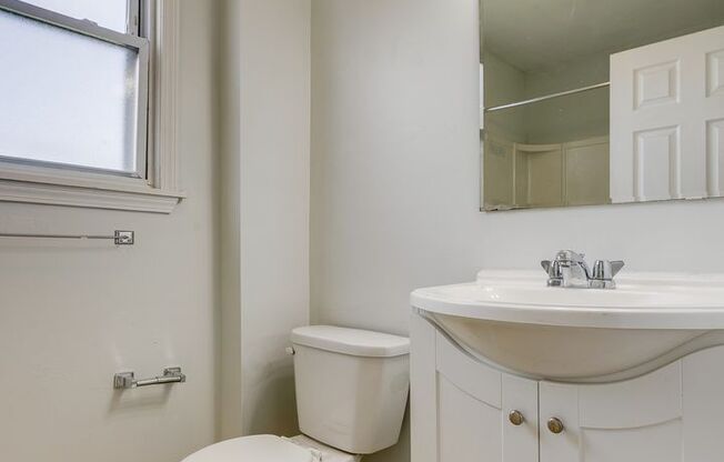 4 beds, 1.5 baths, $1,599, Unit Top