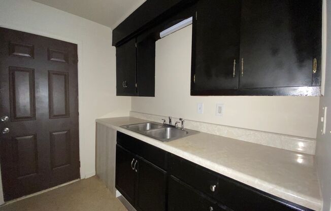 2 beds, 1 bath, $975, Unit Apt A