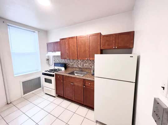 707 E 189 ST