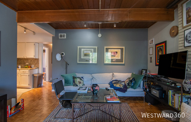 4334 N Clarendon Ave Apt 209