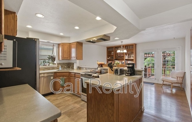 1117 E 33 AVE
