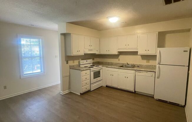 1402-M Gorman St. 1 Bedroom / 1 Bathroom ~ Walk to NCSU & on Wolfline ~