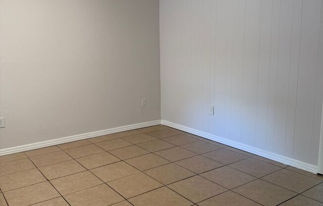 Location, location, location! 876 SF Unit- 2bd/1ba near UF - Brandywine Condos