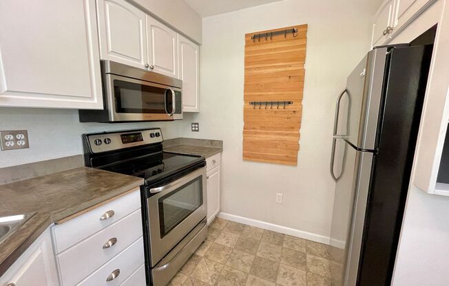 Charming Montavilla 4-bed Updated Cottage with Spacious Patio and Yard