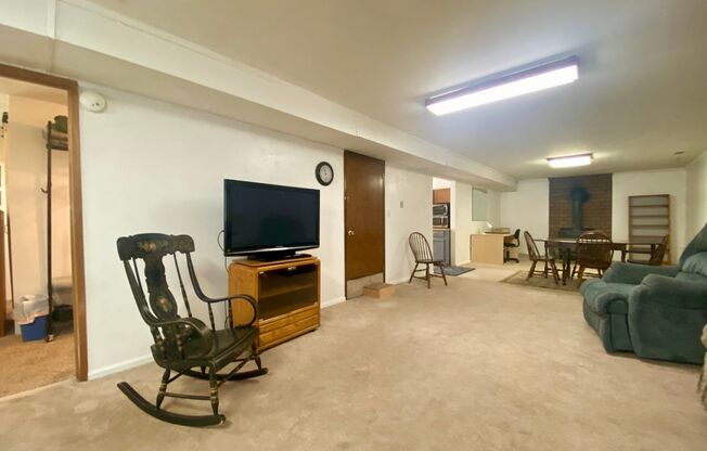 2 beds, 1 bath, $1,200