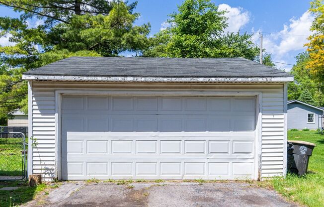 NEW LISTING! 3 BEDROOM HOUSE!