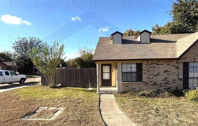 AVAILABLE NOW!!! Half Duplex 2 bed 1 bath in Dallas