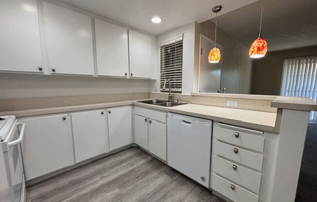 Mission Valley-Beautifully Updated Condo-New Flooring, Balcony, Pool & More!