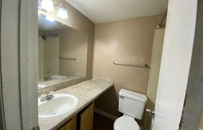 2 beds, 1 bath, 687 sqft, $2,095, Unit A204
