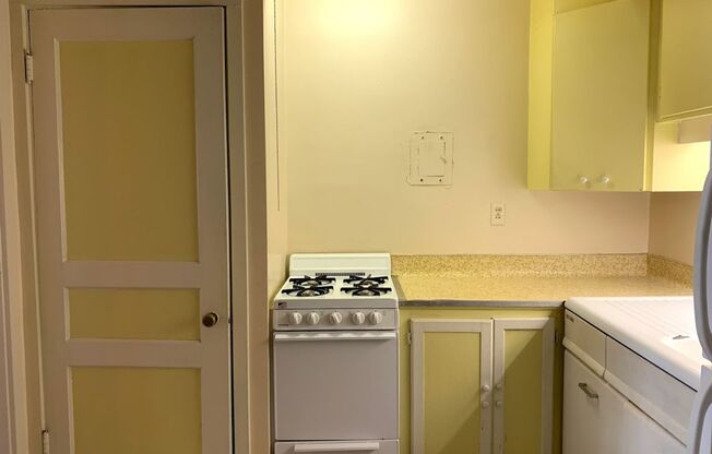 2 beds, 1 bath, 740 sqft, $995, Unit 03