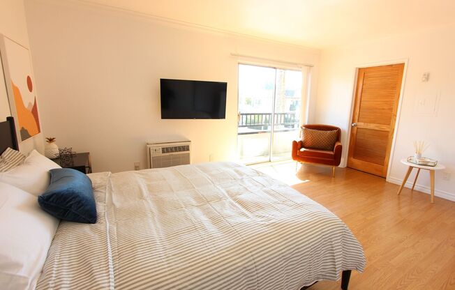 Studio, 1 bath, 390 sqft, $1,900, Unit 301