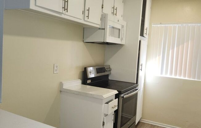 1 bed, 1 bath, $1,800, Unit 14