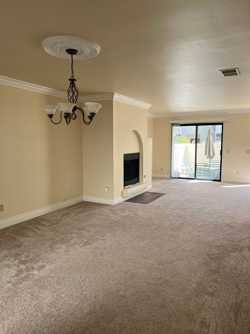 Meticulously maintained condo - 2 main bedroom suites - short distance to Tamarack Beach