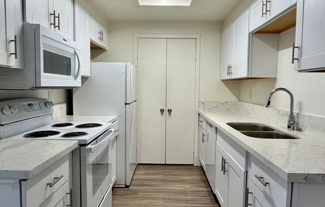 2 beds, 1 bath, $2,300, Unit 4