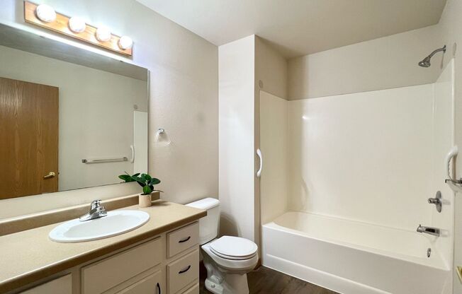 2 beds, 1 bath, 895 sqft, $1,110, Unit RV 1200-138