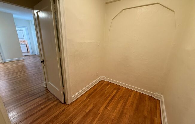 Studio, 1 bath, 294 sqft, $1,230, Unit New King Edward  5A4