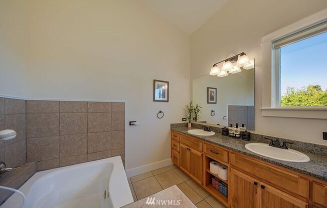 5 beds, 3.5 baths, $3,900