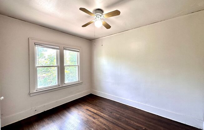 4 beds, 1 bath, $1,000, Unit 3279 Calvert St - Upper