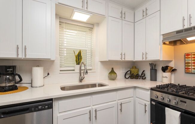 1 bed, 1 bath, 750 sqft, $995, Unit 3569 Davenport St-Unit 17