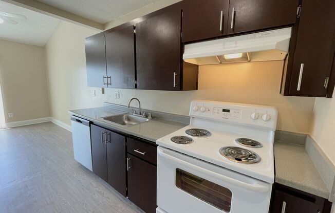 2 beds, 1 bath, 840 sqft, $1,595, Unit RO-28