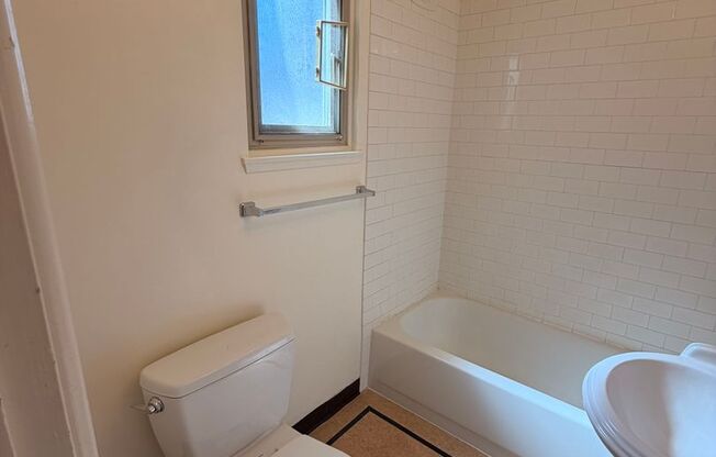 2 beds, 1 bath, 695 sqft, $1,595, Unit 711 - 3