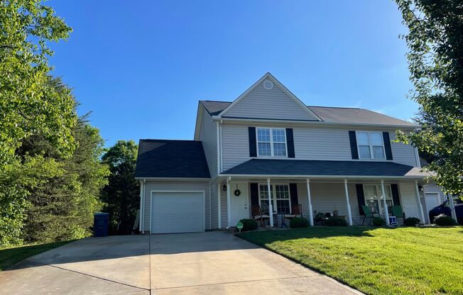 Two Bedroom Townhouse in Sherrills Ford with Bonus Room