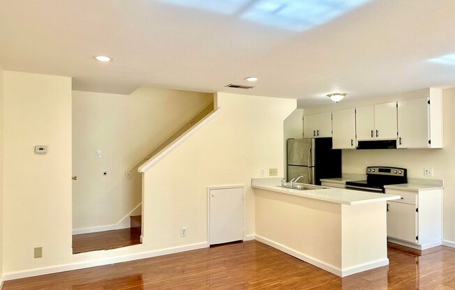 $2290 2 BR - 920 S.F. GORGEOUS TOWNHOUSE IN IRVINGTON-CENTRAL FREMONT