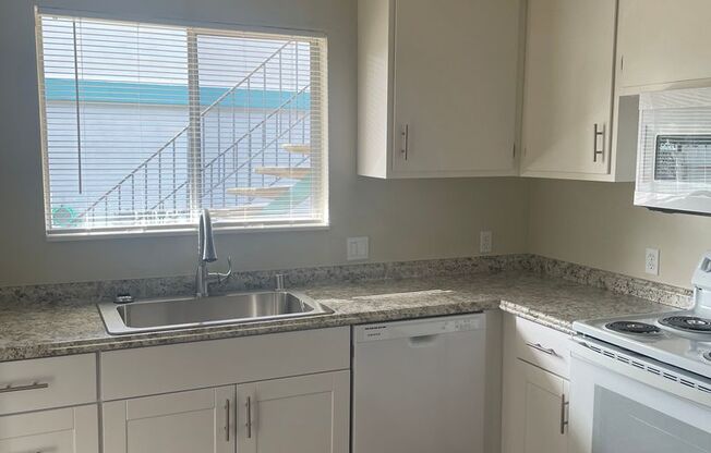 2 beds, 1 bath, 990 sqft, $1,249, Unit 17